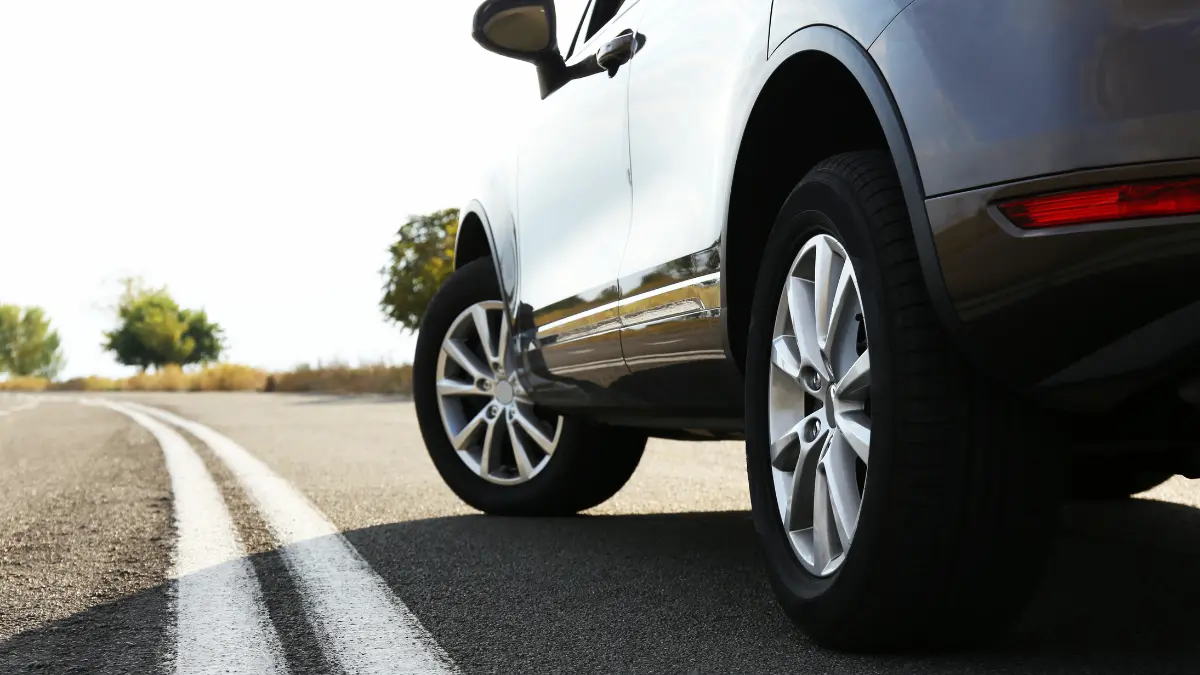 É proibido andar sem o capô do carro? Entenda a lei